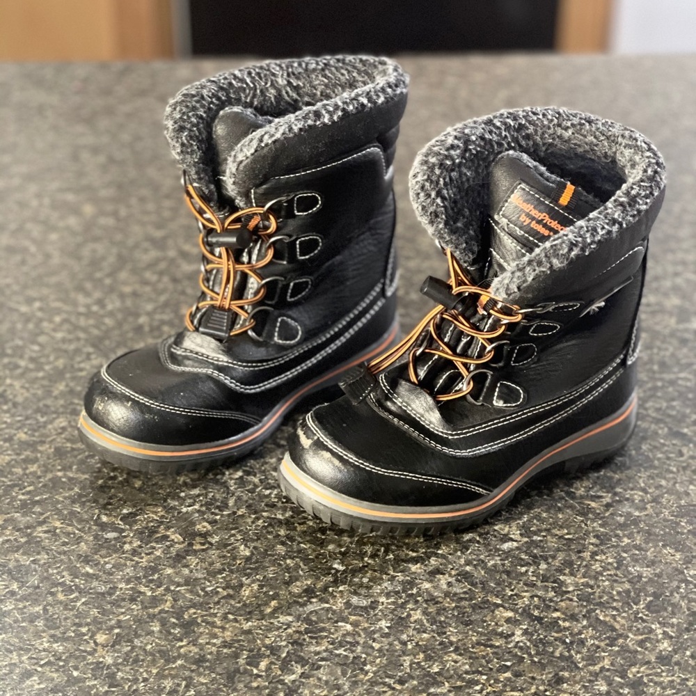 Snow boots